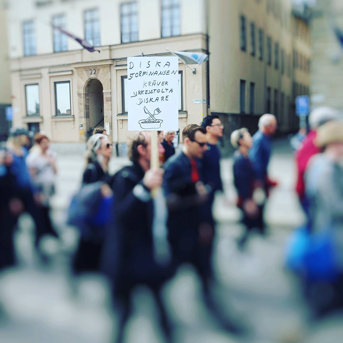 halvkul's tweet image. Diska storfinansen 
#thewalkingred #1amaj #1maj #förstamaj