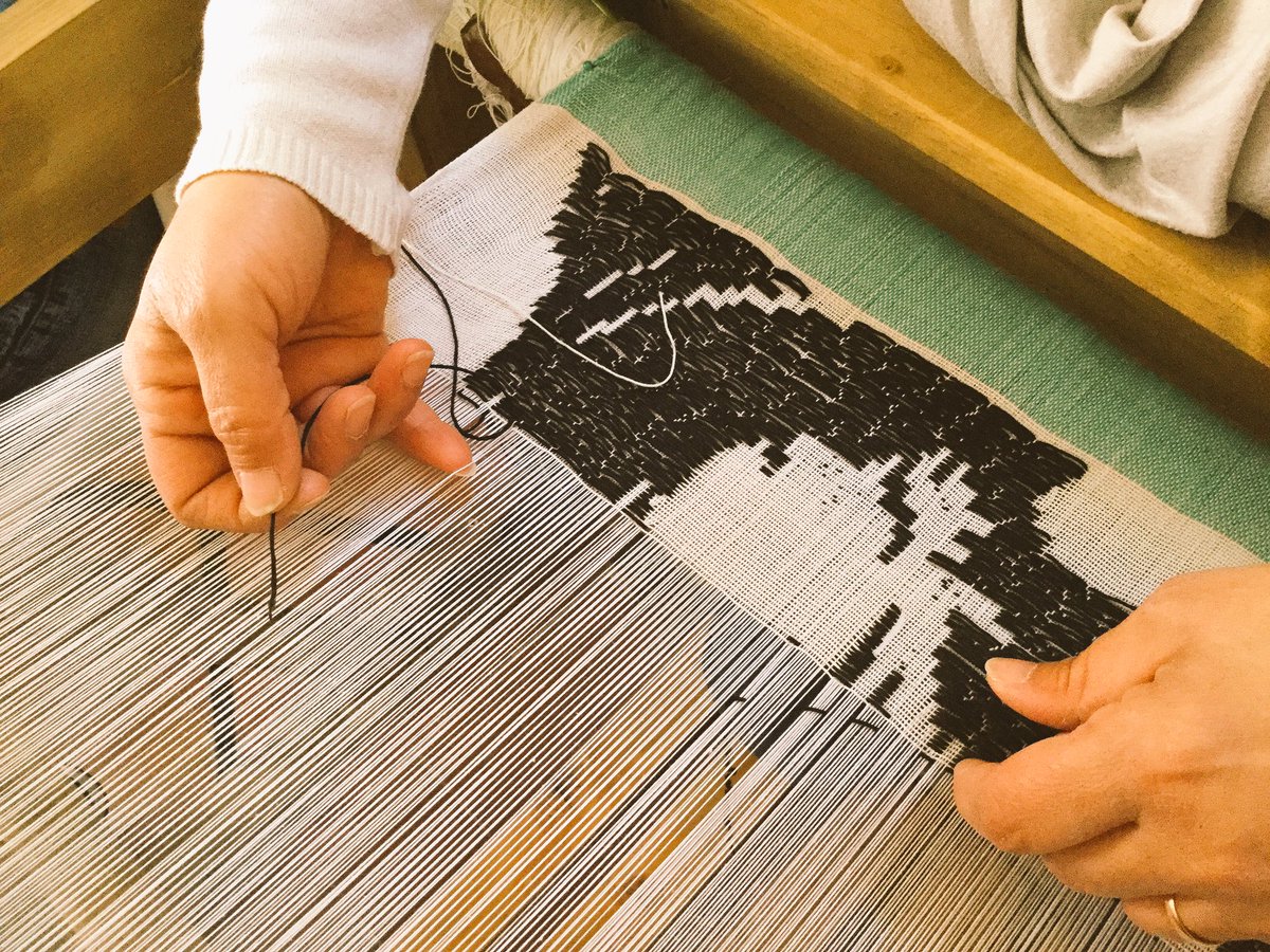 MondoSeta's tweet photo. Rumori di un tempo, amori intramontabili, pensieri proibiti... Telaio. #seta #handmade #working #telaio #SilkRoad https://t.co/M3KI6DT2dw