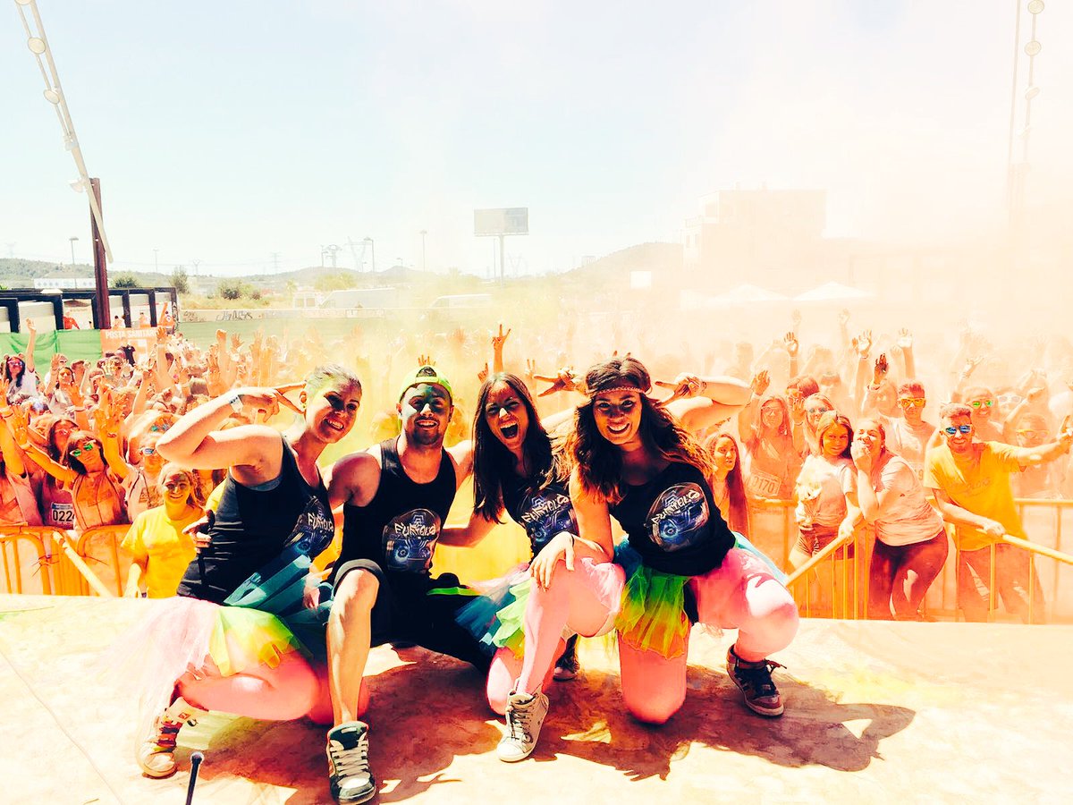 FuriousDancers's tweet photo. Selfie grupal con toda la people de la "Run of Colors (Vall d'Uixó)"!!!
#runofcolors #onthestage #dance #animación https://t.co/Jc1XzoAcWV