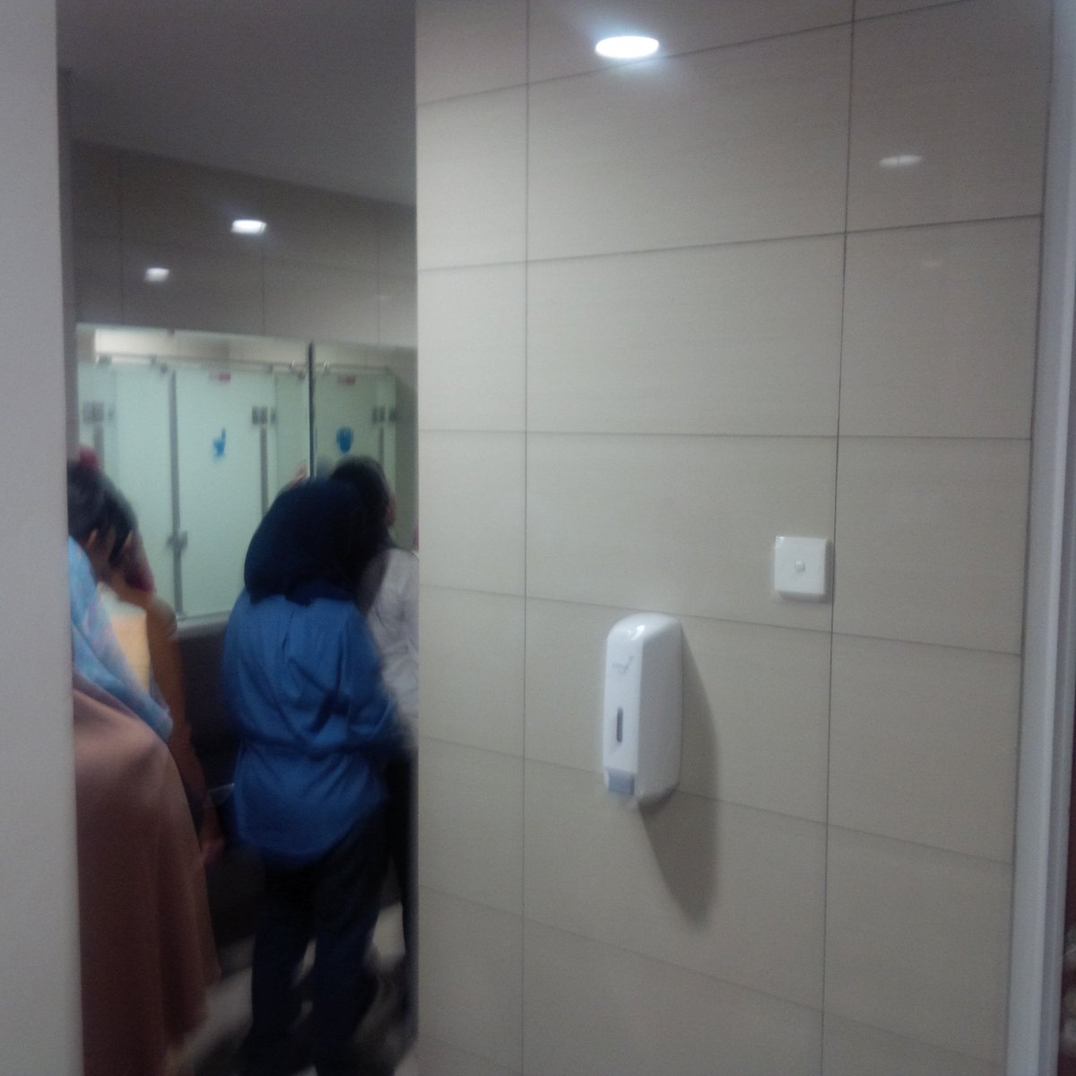 Bandara baru keren!! Tp sayang, toiletnya kurang dan di R. Tunggu, cuma 3 bilik. Antri, dlmnya kotor. <a href="/ridwankamil/">Ridwan Kamil</a>