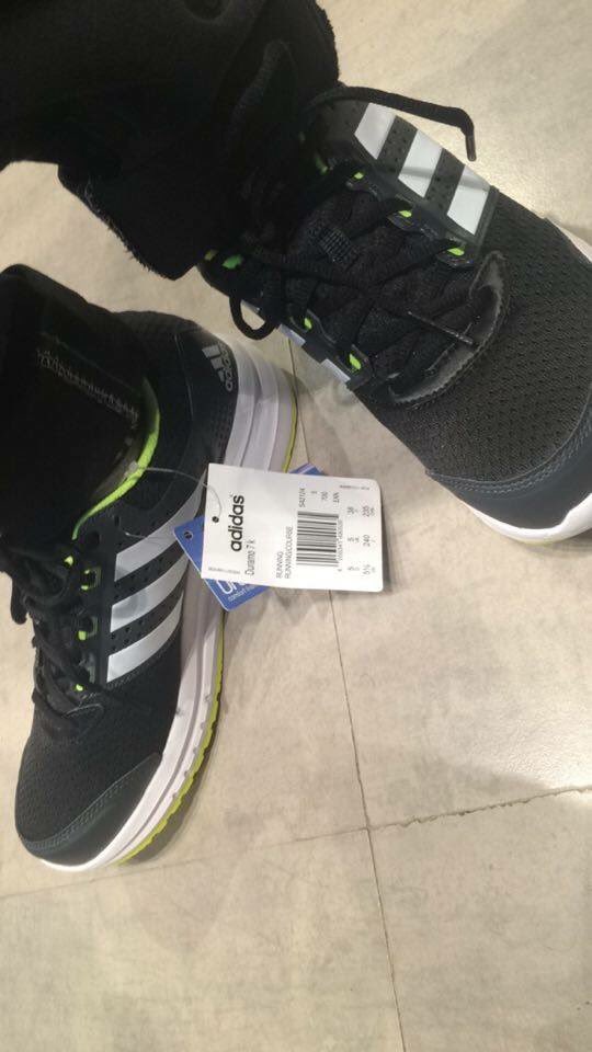 Mom and dad gifted me these awesome shoes! Thanks alot. N luckily i met <a href="/eyehinakhan/">Hina Khan</a> hina di there after so long!❤️😁