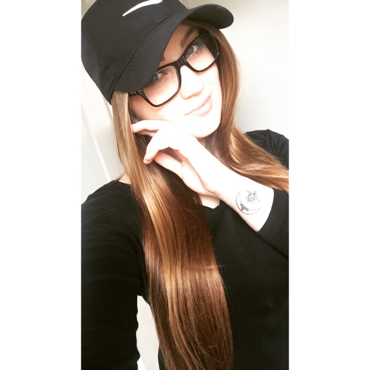 xGummeee's tweet photo. #sessionover #donewithschool #tattoo #nike #idk https://t.co/twr2NfZlG9