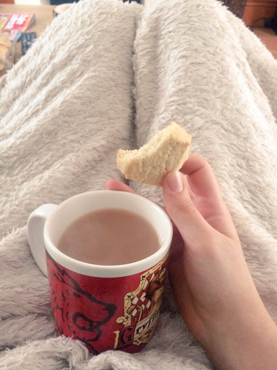 christyolsen7's tweet photo. Doing bank holiday Sunday very very wrong #hellomidlife https://t.co/XGs0xbOE75