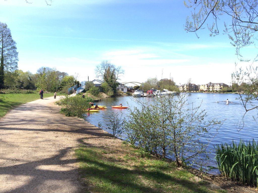 The River Thames at Walton-on-Thames, Surrey looks so beautiful on a sunny day ☀️