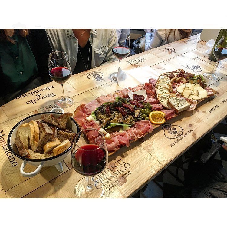 LoggiaGloria's tweet photo. InstaPic by elenamagnani_: Firenze in Bologna 🔝 #LaProsciutteria #tantaroba #aperello #cena #chianti #tagliere #pro… https://t.co/Q5yBDdmJhW