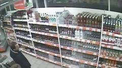 imbeciles_fr's tweet photo. Le voleur le plus maladroit du monde https://t.co/S0B315Ze0w #champagne #echapper https://t.co/qd8g8dFuzX