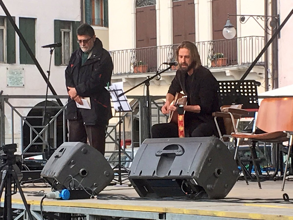peppevoltarelli's tweet photo. Emozione #GiulioCasale omaggia @gianmariatesta @fieraparole #Este @FuoriviaP https://t.co/4Ycu7VppXK
