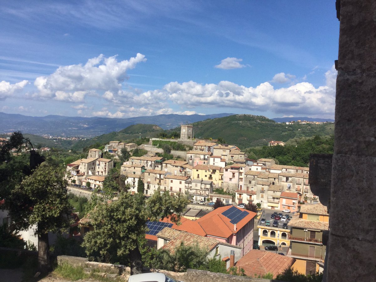 MondoSeta's tweet photo. Vista dal palazzo Del Gaudio-Campagna! #palazzo #nobiliare #Mendicino #Panorama https://t.co/WMfQSaTz2N