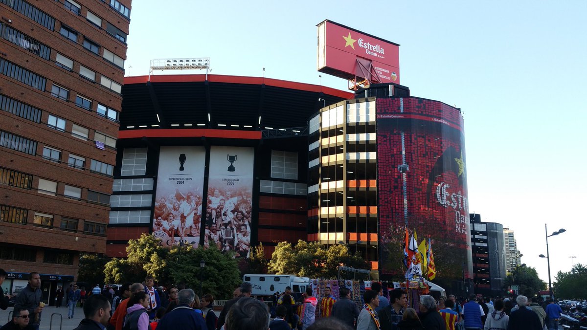 Hossaar's tweet photo. Willkommen #Valencia. In Deutschland wird ja heute nicht gespielt #vfcvil https://t.co/yxuFcEJunU