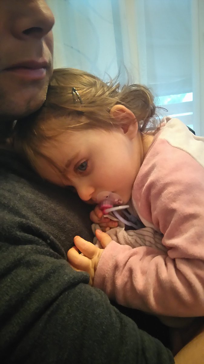 Biboune est malade depuis déjà une bonne semaine. Et le week end, on en profite pour faire des gros câlins à papa <3