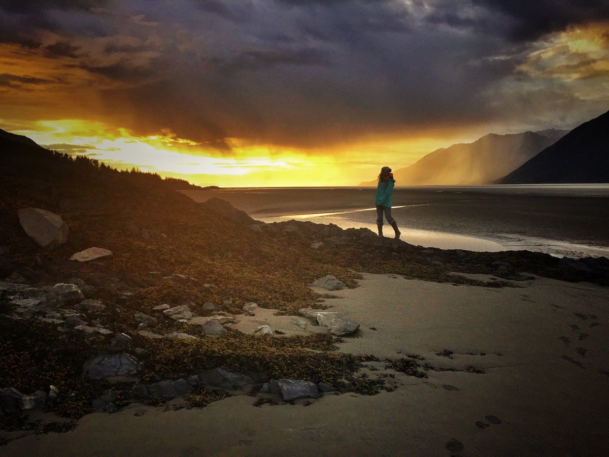 UnicornPicnic's tweet photo. "Hope is being able to see that there is light despite all of the darkness." #unicornpicnic https://t.co/Ko2B4VVjt2
