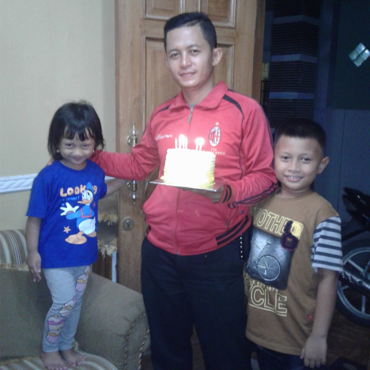Bowo_Milanello7's tweet photo. Pulang dines buka pintu dapet surprise tiup lilin dari bojo &amp; anak2 tercinta 😍😙 https://t.co/SR0BsW4t3K