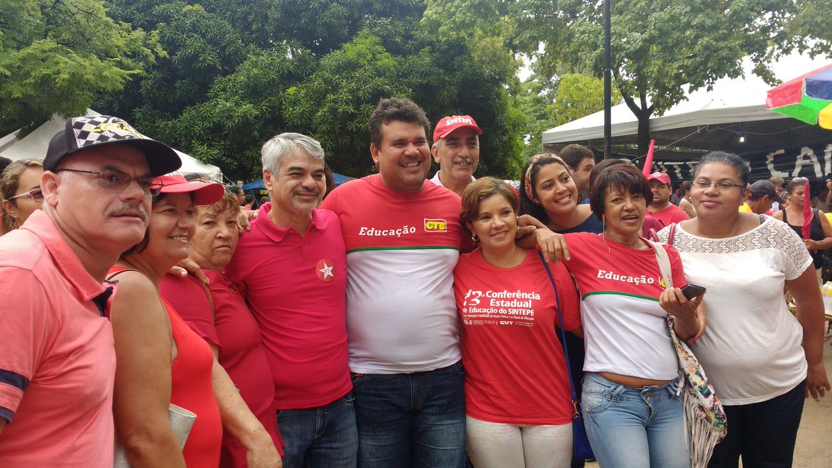 DeFiProject_'s tweet image. RT humbertocostapt: Senador Humberto Costa com os trabalhadores da Educação de Palmares, Ribeirão e Catende. #1deM…