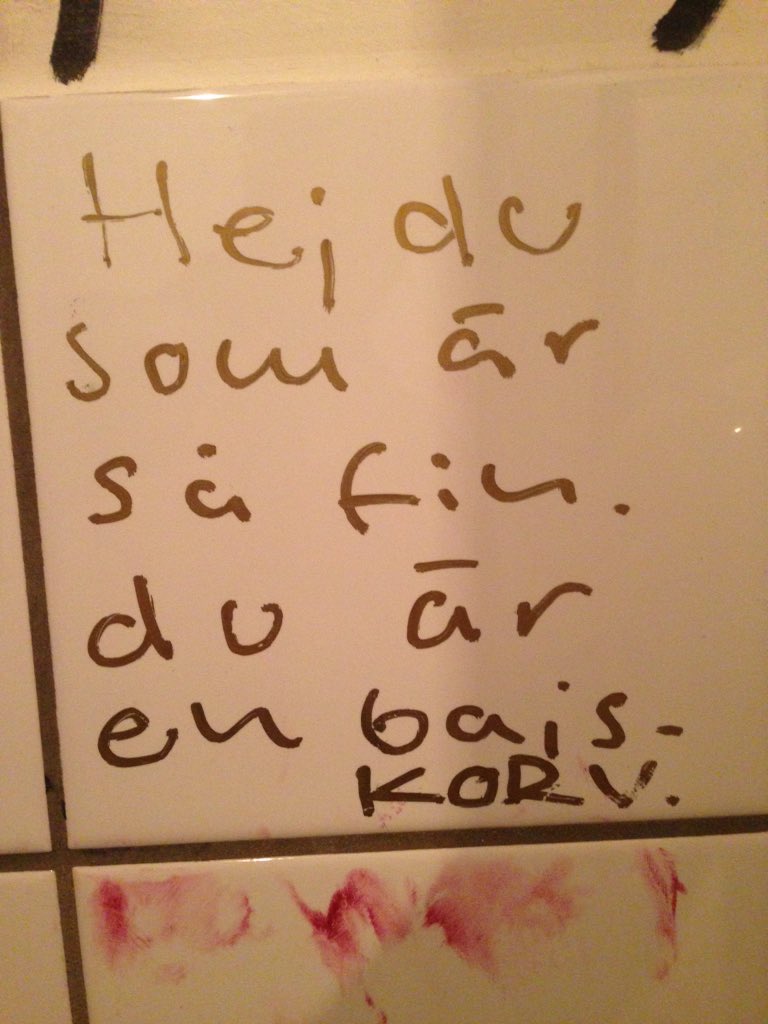 skrivbent's tweet photo. Bedrägligt toaklotter. Först blir man jättesmickrad och glad, sen kommer den – dolken i ryggen! https://t.co/94CAHkl1td