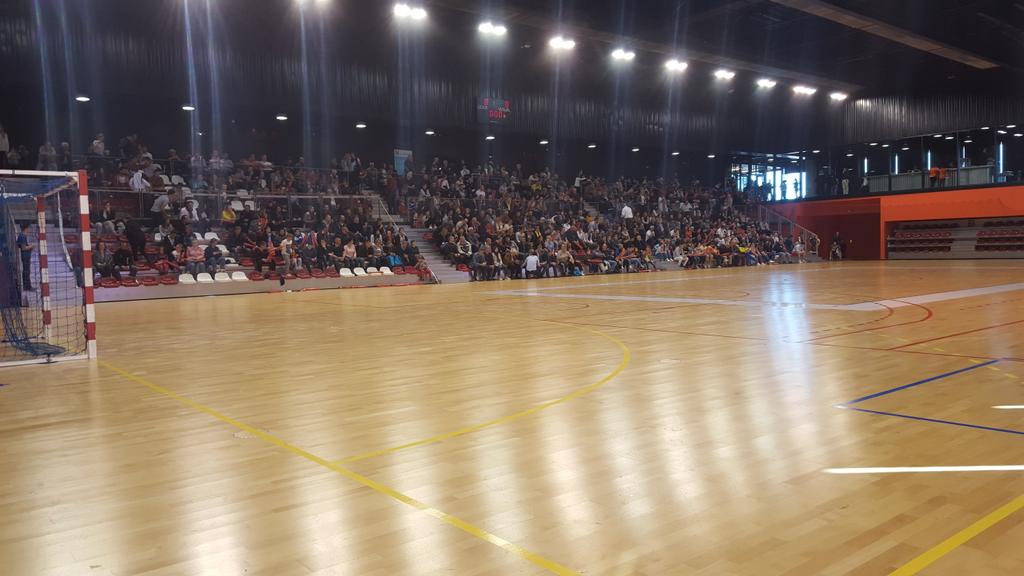 #N1 - <a href="/LeKindarena/">Le Kindarena</a> est quasiment comble, début du derby dans quelques minutes ! #handball