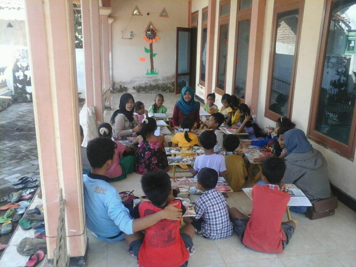 pelangipadasan's tweet photo. Hay..Hari ini kita belajar mendengarkan dan memahami cerita lho,juga silaturahmi kpd tokoh2 masyarakat :) https://t.co/NR9LPdi2uM