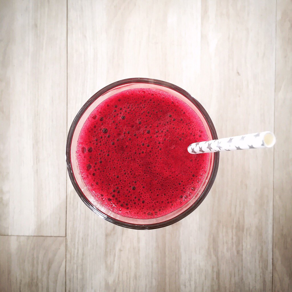 COOLinAREA's tweet photo. Zumos naturales como acompañamiento de una cena coolinarea 😌 l #detox #foodie #smoothie #glutenfree #cocinar #malaga https://t.co/Pf8iYFu9bi