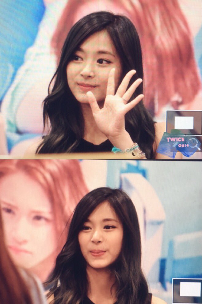 Twice0614's tweet photo. 160501 귀엽네 우리 막내씨 子瑜 可爱的忙内 #Tzuyu https://t.co/Oe97pnFati