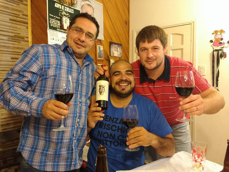 vinootrolocomas's tweet photo. Lindo grupito de amigos disfrutando de Otro Loco Más! https://t.co/SVMwoPzfzT