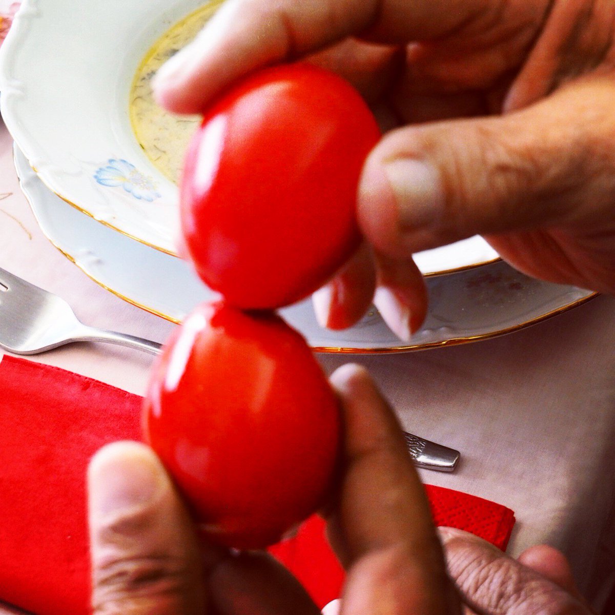 flymytothemoon1's tweet photo. May the toughest one win! #eggtapping #GreekEaster #Greece #traditions https://t.co/z6RCQb5xkv