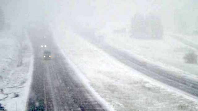 azfamily's tweet photo. May 1 snow in northern AZ takes some in the higher elevations by surprise. https://t.co/DK6ynt0WJX #azfamily https://t.co/R6vyTiJhIr