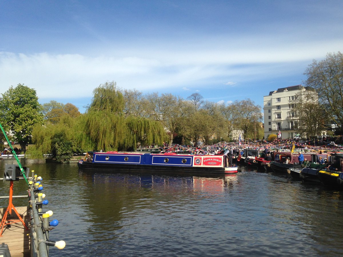 canalcavalcade's tweet photo. The boat handling in full swing. Easy as pie to turn a 72foot canal boat, anyone could do it! 😋 #boathandling #vhard https://t.co/dZYjOq1jy3