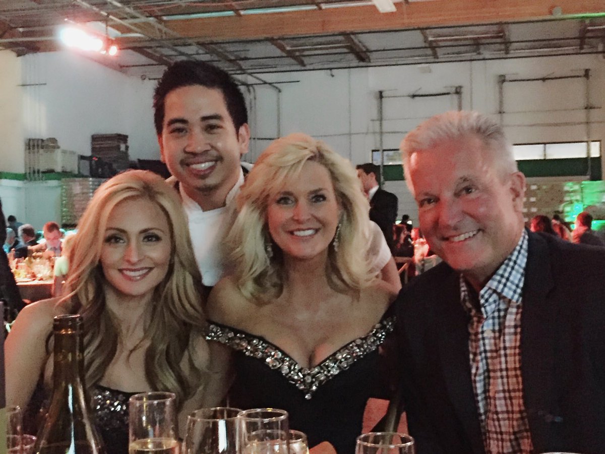 LisaRemillard's tweet photo. Great night at @SDFoodBank gala. Chef @Jonbauti from #GeorgesAtTheCove cooked for us! Plus, hung out with my 2 favs! https://t.co/Fa1BqoNHv1
