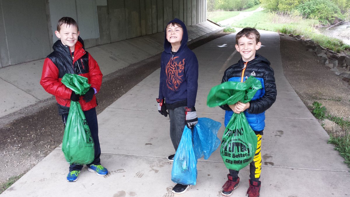 EBerg333's tweet photo. Our scouts out making our community "A Litter Bit Better" in Rochester.Thank u scouts #litterbitbetter #rochestermn https://t.co/ccGexVVR1t