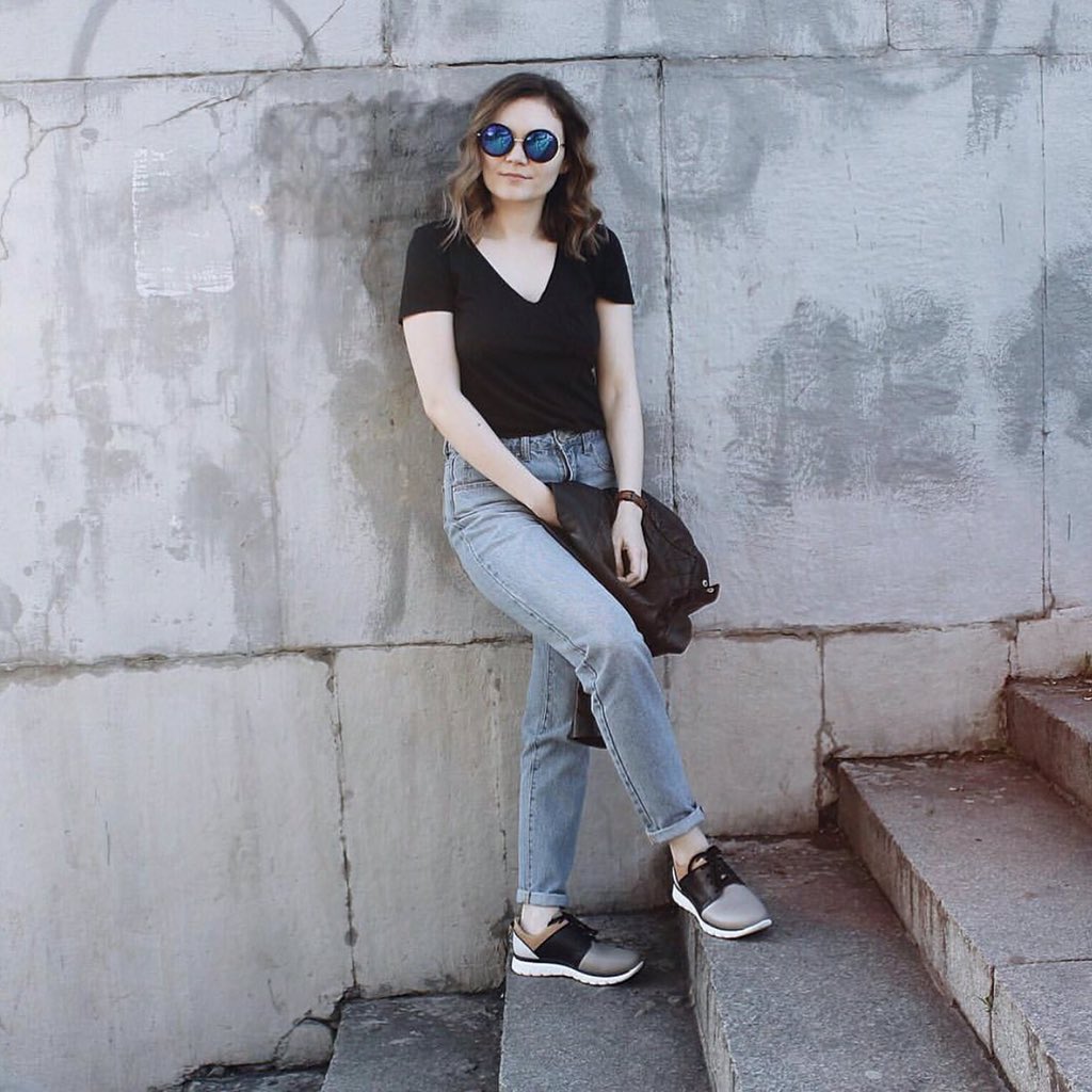 amvicollection's tweet photo. The Softest V-neck Tee, sunnies on and jeans... It's Sunday enjoy! ☕️🍩 👉🏻 https://t.co/tYGb3LmXHL #Amvicollection https://t.co/avlOscbnqo