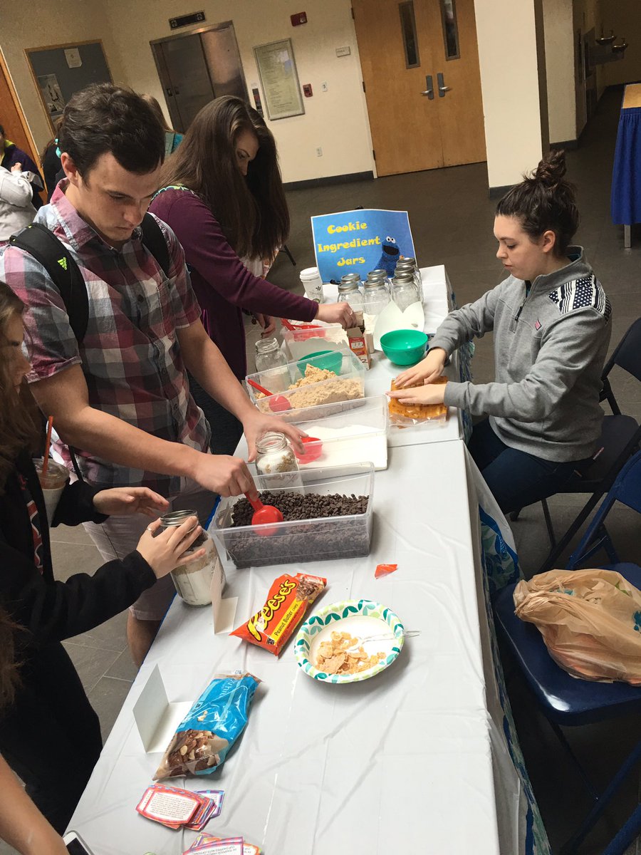 marykateroffey's tweet photo. Come relieve your stress @JYCtweets, we're here until 2! All this plus coloring! #MakeWeekendsCount https://t.co/JYrPE0La7X