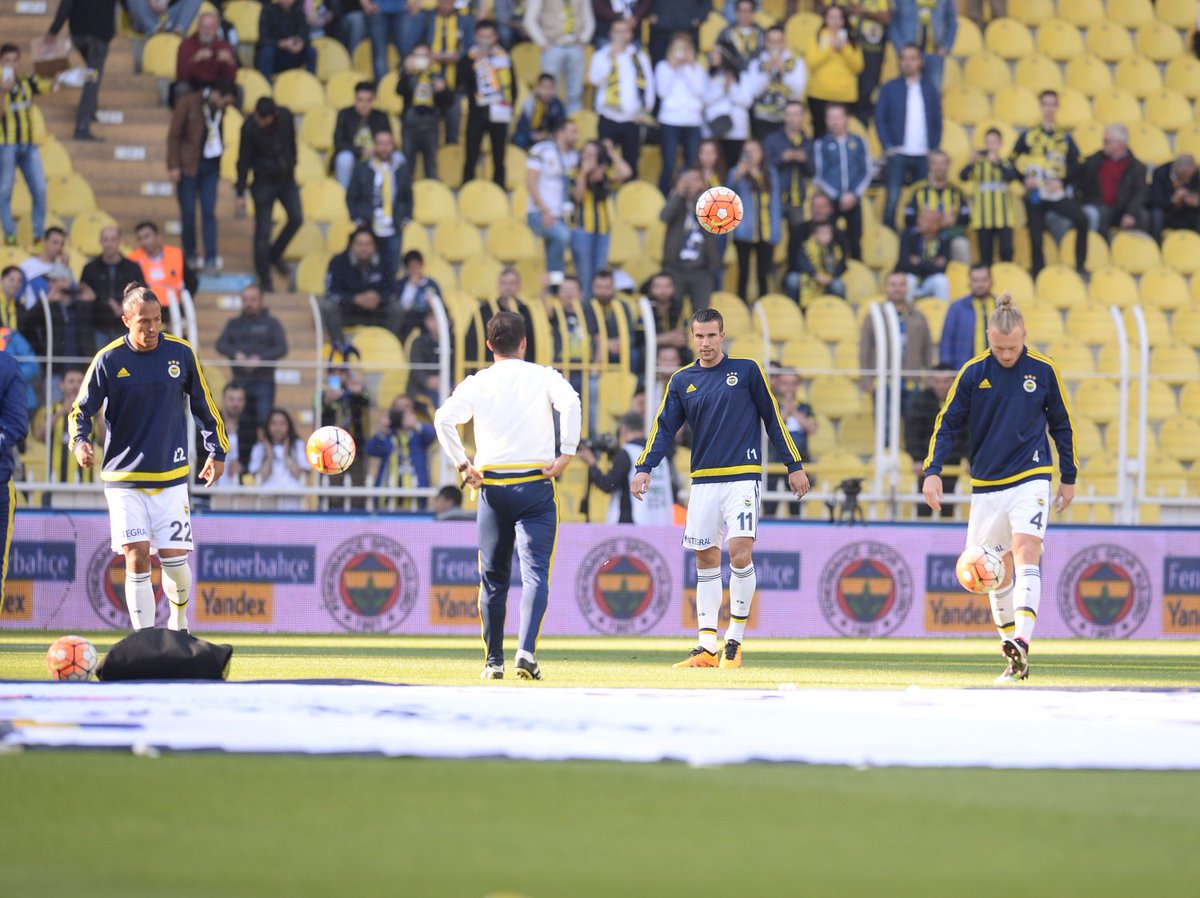 Fenerbahce's tweet photo. Fenerbahçemiz ısınmak için sahada! #RakibimizAntep https://t.co/2utH0GAxbO