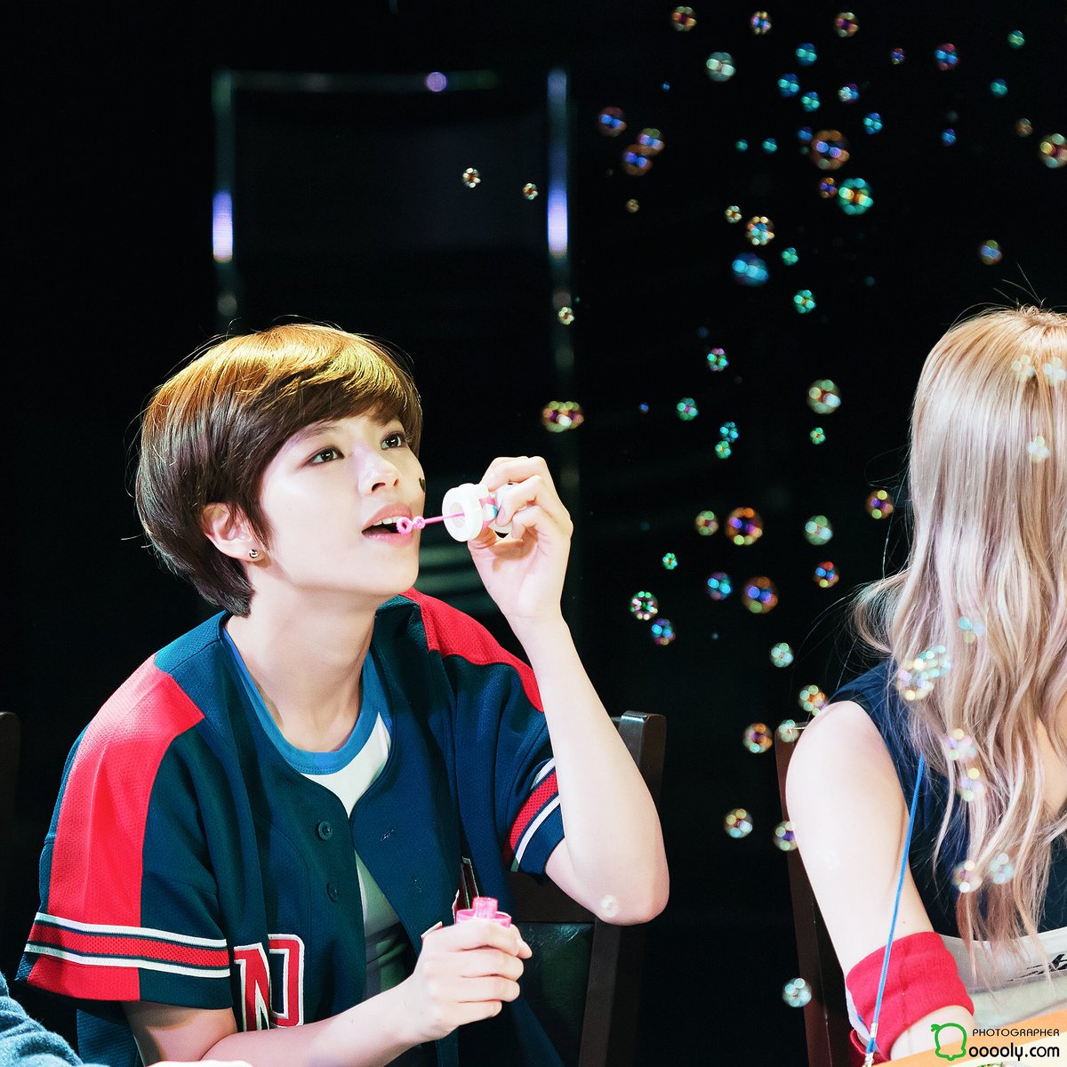 [트와이스] 정연이 볼에 스티커를 꾹 | 인스티즈