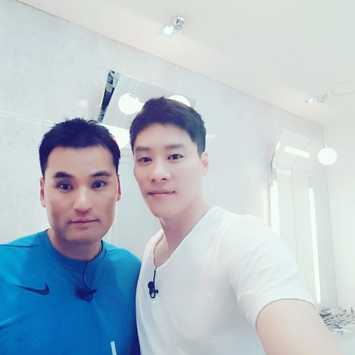 10_prince's tweet photo. 진짜 사나이~친구인 박찬호와 동반입대..헤어컷도 함께...건강히 잘 다녀올게요!!! https://t.co/ttFoxYGMeT
