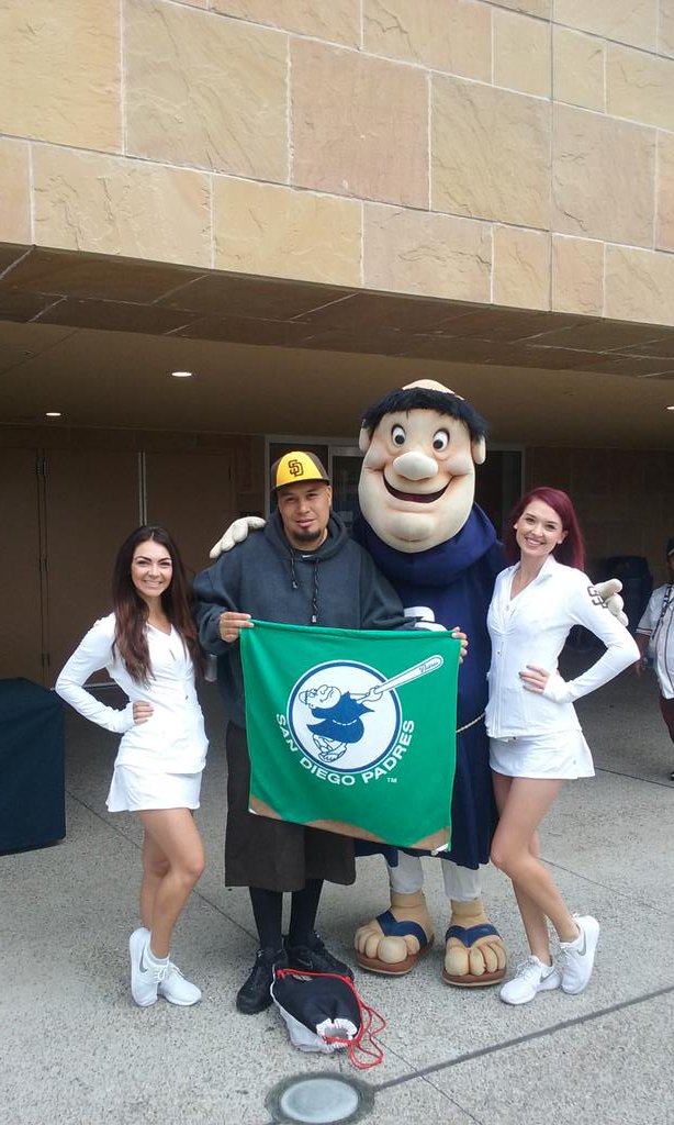 juanlargo322's tweet photo. #ComPadresRewards #PadSquad & the #SwingingFriar welcoming #Padres season ticket holders for the L.A. trip #BeatLA https://t.co/if72yscSuu
