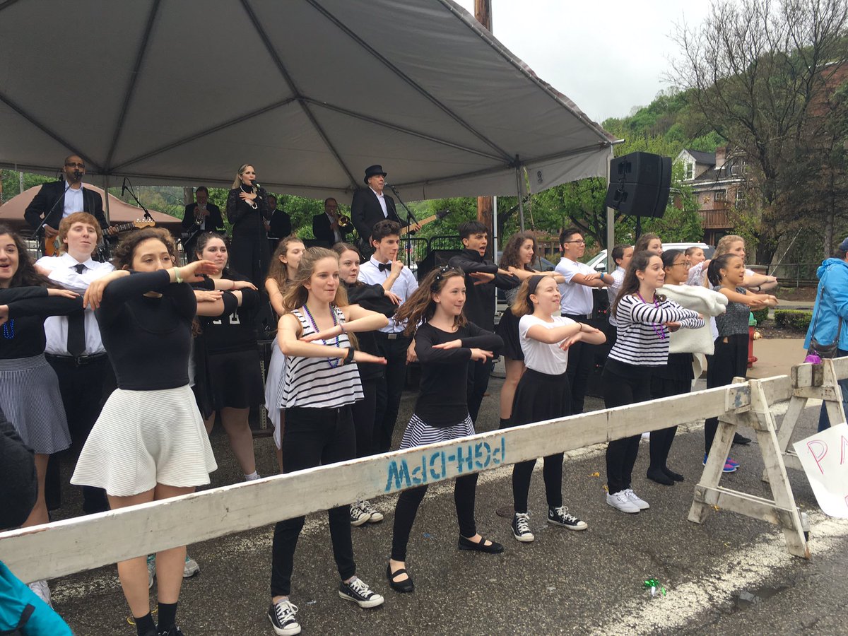 DianaLM16's tweet photo. #GameOnWestEnd #xtb #pittsburghmarathon https://t.co/Aq8x4HVD9a