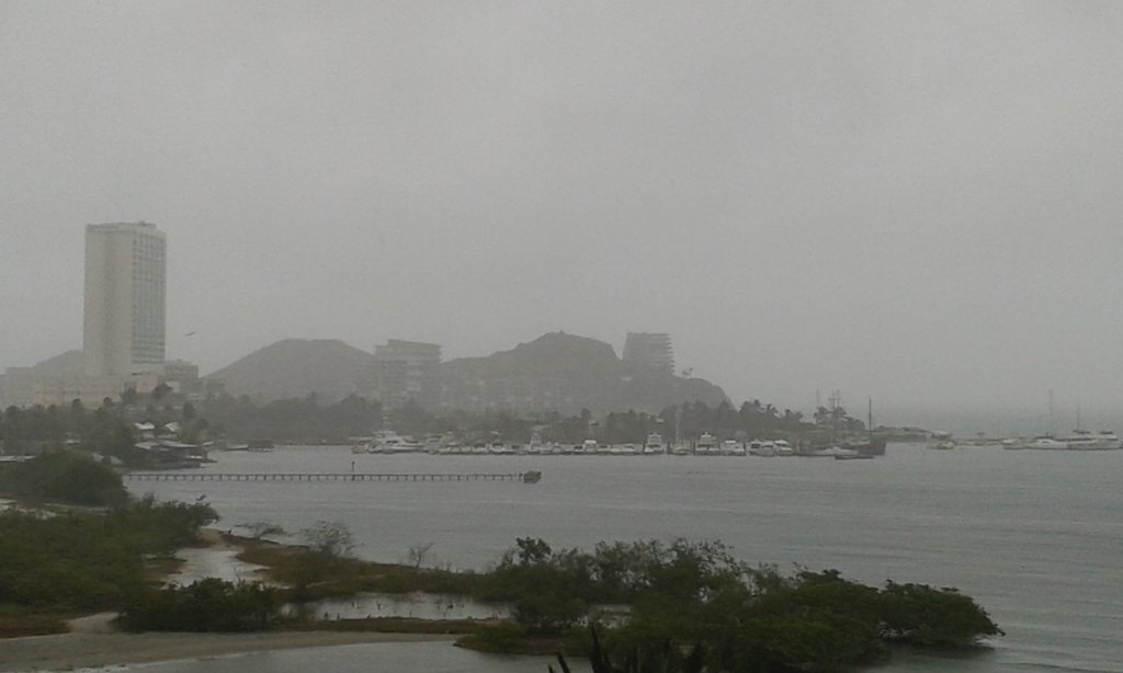 Clima Margarita on Twitter: "Via @bmwplaya: Sigue lluvia Nueva Esparta. Así  está el Morro de Porlamar. 11;50 h y #SinLuz https://t.co/lFNGV6MBrF"