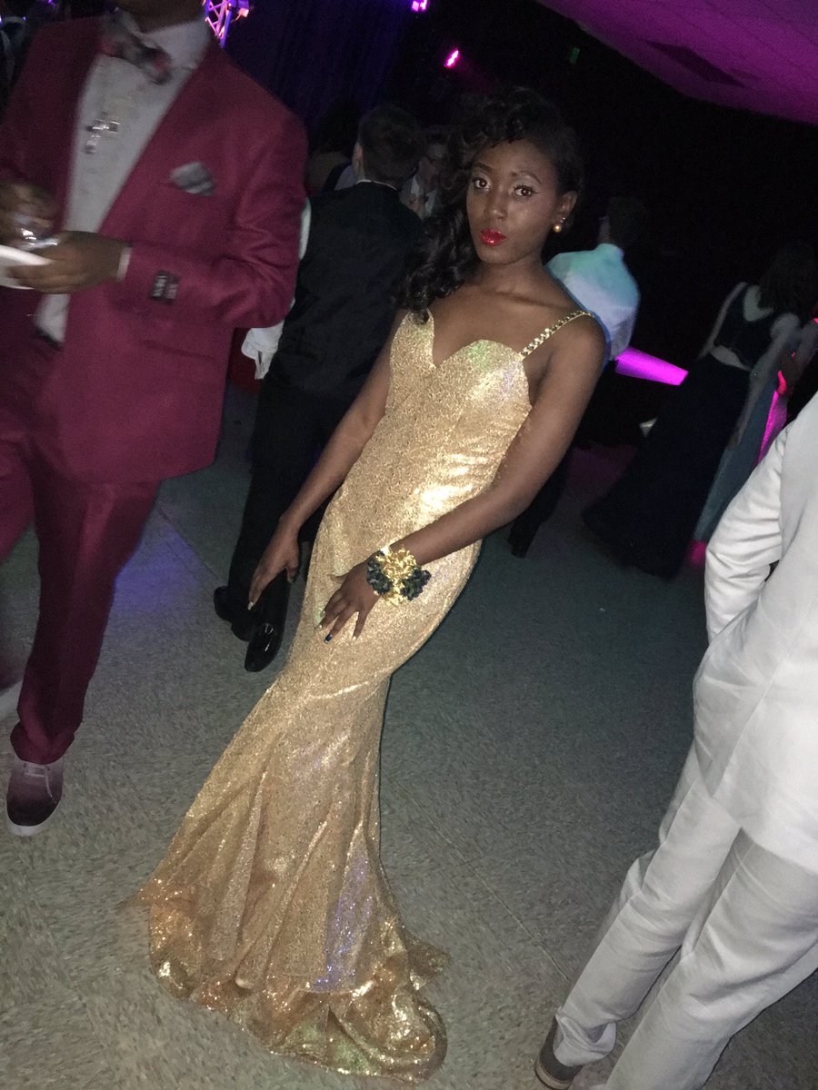 kapreeia19's tweet photo. Glitter up๐๐ #PromShit #Prom2k16 https://t.co/OsU04OmBgP