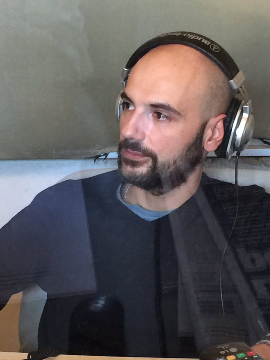 DaRonz82's tweet photo. Encomiabile Mister Stellone che dopo Milan-Frosinone corre in radio per la regia di stasera https://t.co/SA0hTdTSVE