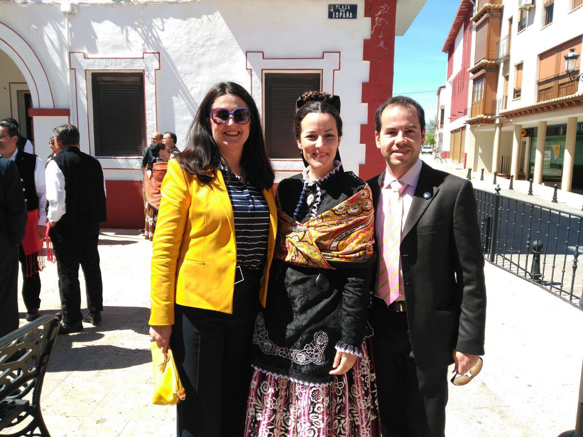 ines_guillen's tweet photo. Herencia en Pedro Muñoz;
viviendo los #Mayos2016 
Con @SergioGNC y @KONTXI26 https://t.co/GdwgPG1saZ
