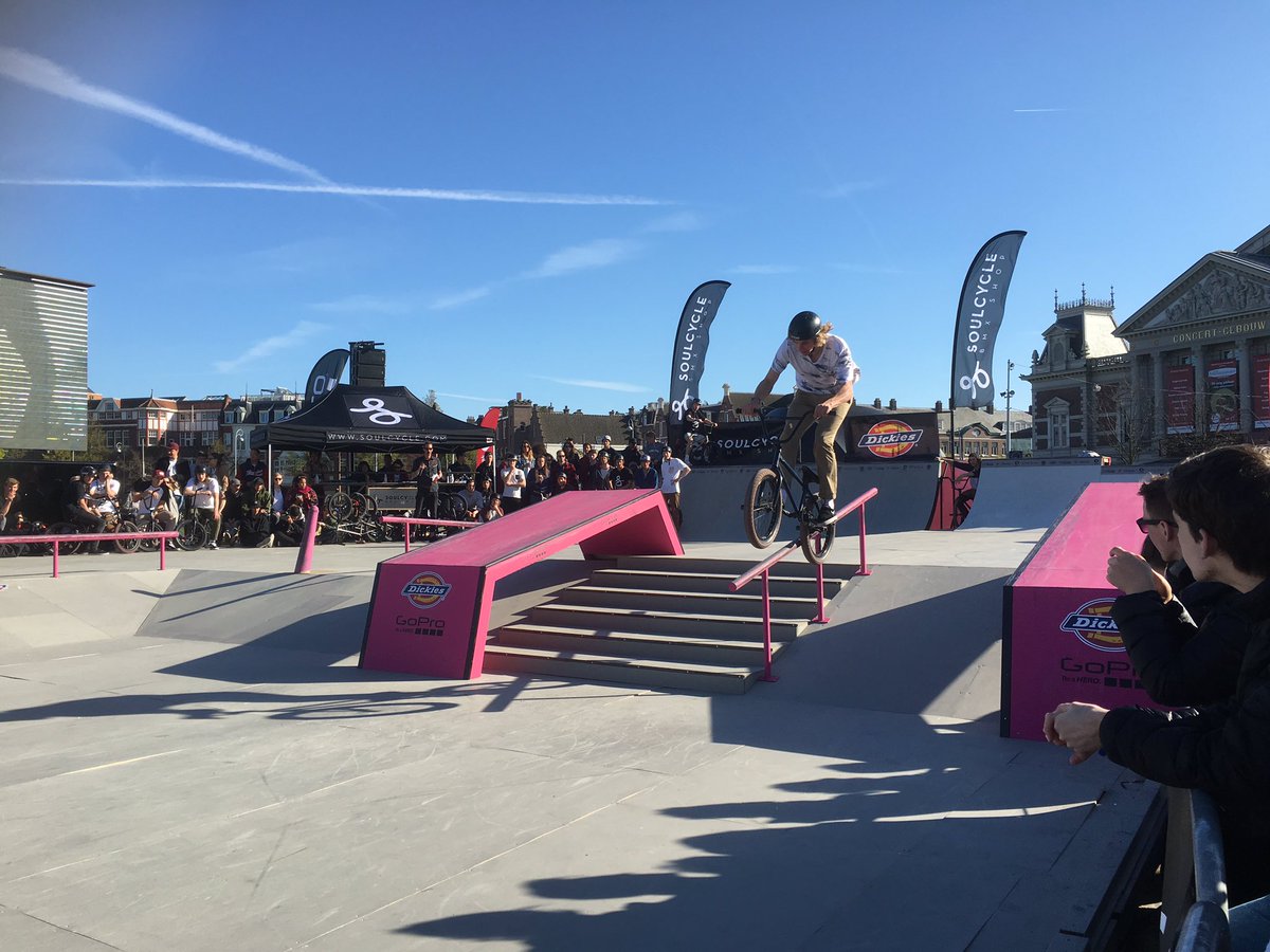 IshMarco's tweet photo. En nog ff de finale #bmxstreet meepakken op Museumplein #USWA2016 #WeGoUrban https://t.co/TnPfCXcFGP