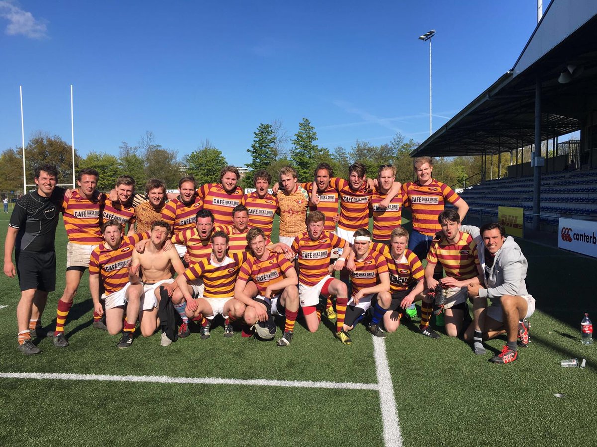 Een prachtige dag om te rugbyen! Nu: op naar de derde helft #perenmetdeheren #studentenbeker @studentenrugby