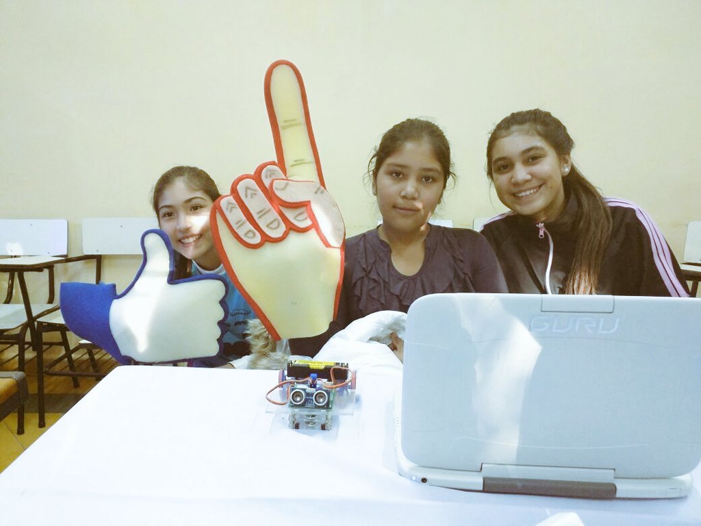 Padmepy's tweet photo. Enseñan robótica y programación a niñas para acercar a mujeres a la tecnología #girlscode https://t.co/9971SbspTg https://t.co/qaegqZqkwD