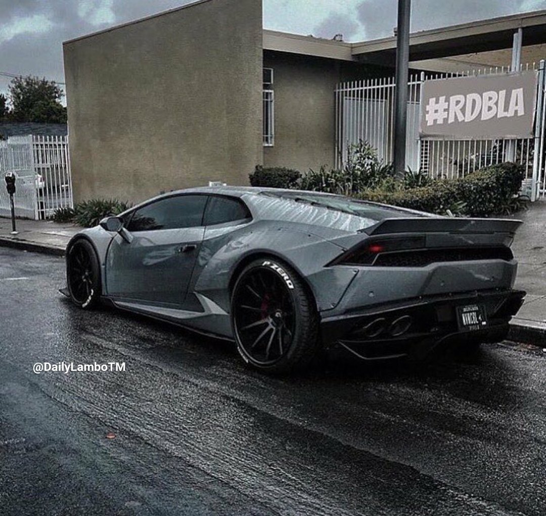 DailyLamboTM's tweet photo. Wide Huracan 😈 #DailyLamboTM #Cars #Lamborghini #WWCTM https://t.co/wMnrZm9WJR