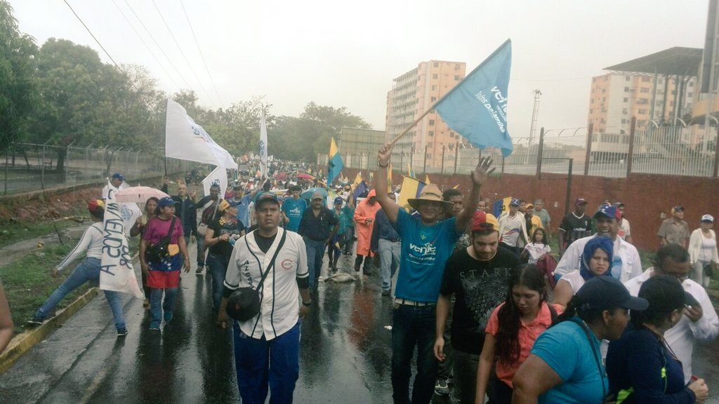 Bajo la lluvia nuestro equipo de #VenteCaroní marcho junto a la #FuerzaTrabajadora de #Guayana #NadaNosDetiene