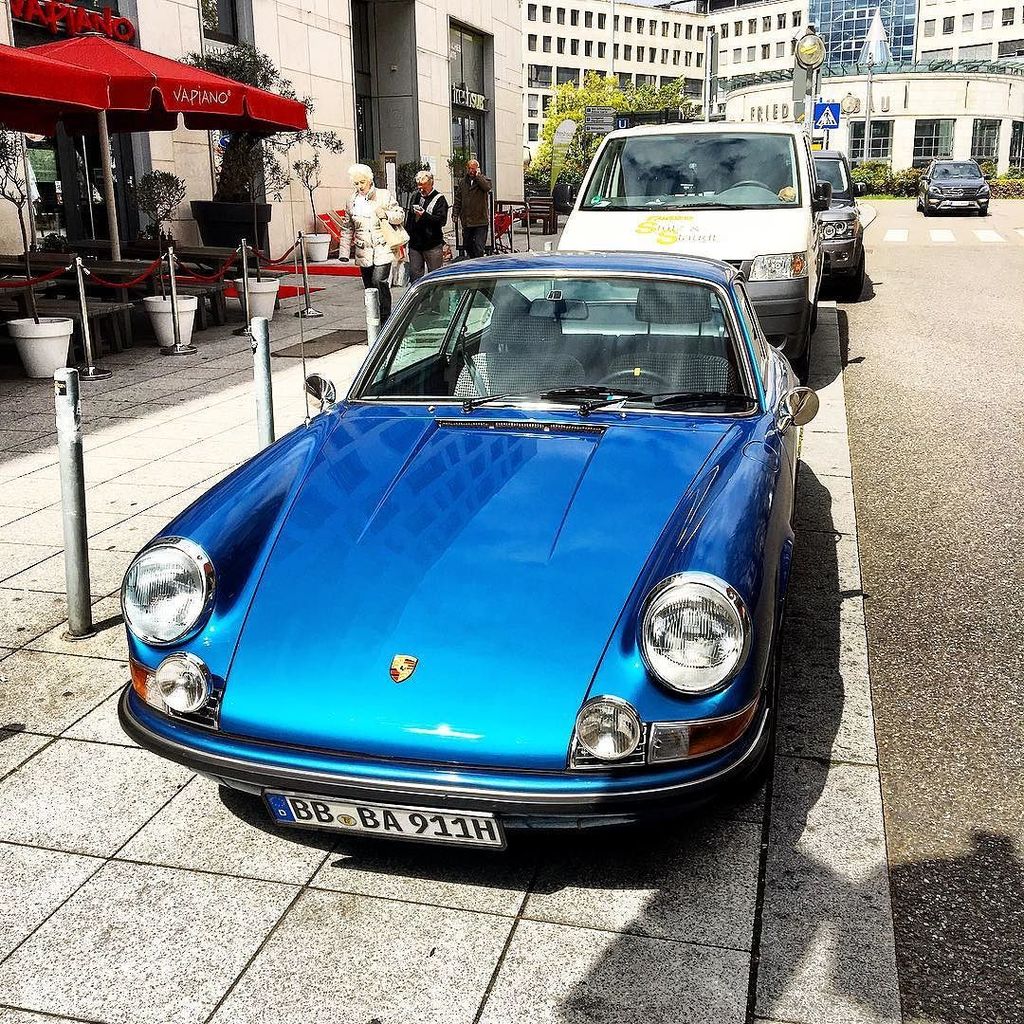 #Porsche #porsche911 #911 #carspotting #car #blue #germancars #blueporsche #nofilter #phoneography #phoneographie #…