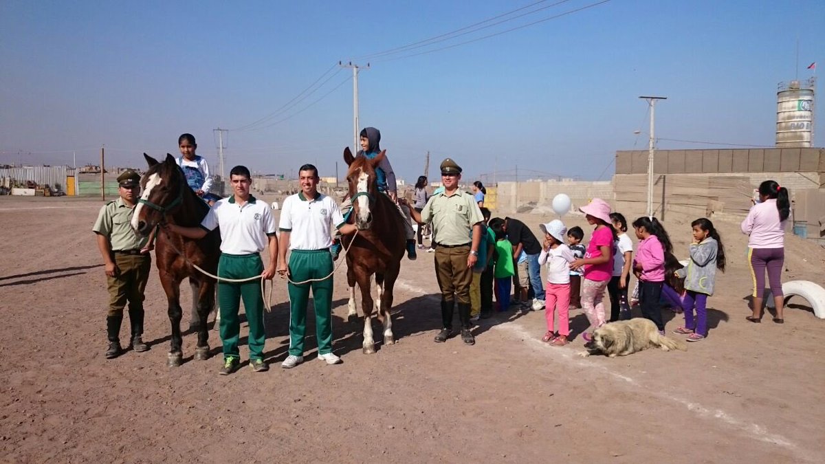 Carabdechile's tweet photo. Antofagasta: vecinos de campamentos de la Chimba Alto participaron en operativo cívico organizado por Carabineros. https://t.co/Jt4eZ32YNh