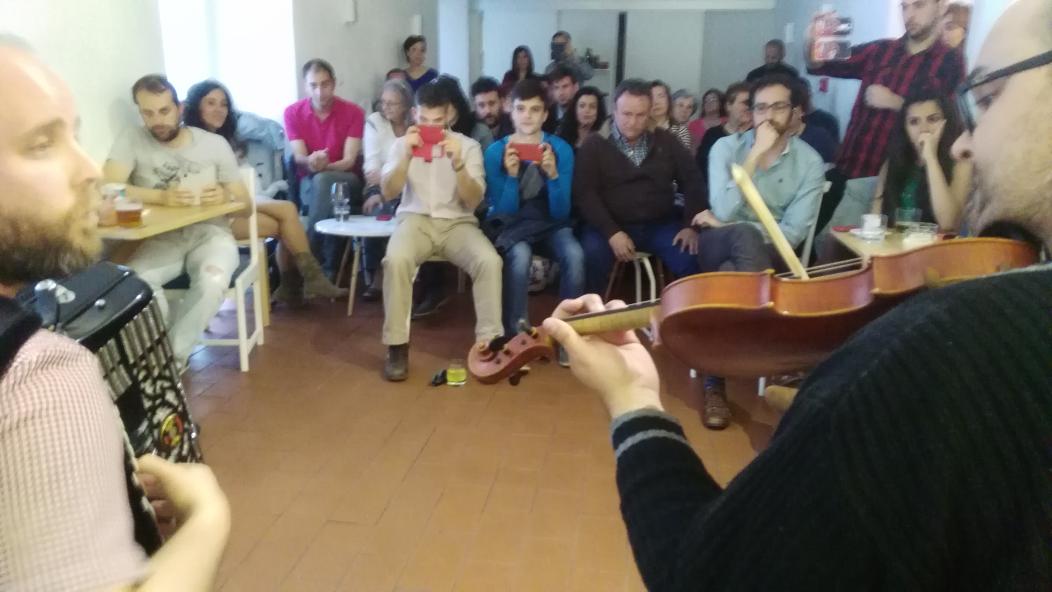 QuerelesExt's tweet photo. Ahora mismo en Quereles... Concierto de Barrunto Bellota Band https://t.co/kGhejjigbw