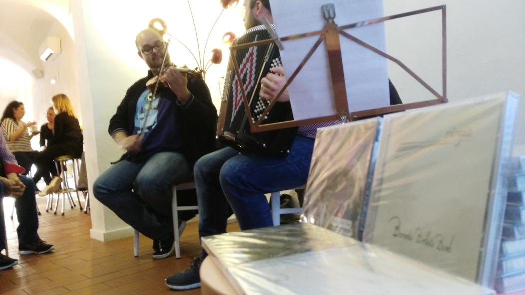 QuerelesExt's tweet photo. Ahora mismo en Quereles... Concierto de Barrunto Bellota Band https://t.co/kGhejjigbw