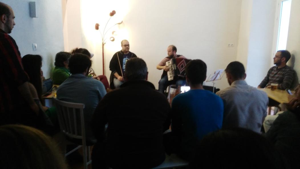 QuerelesExt's tweet photo. Ahora mismo en Quereles... Concierto de Barrunto Bellota Band https://t.co/kGhejjigbw