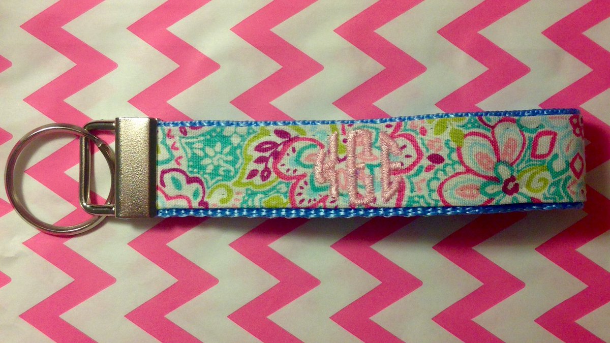 crazydaisieshop's tweet photo. This #keyfob also went out last weekend #lillypulitzer #monogram #preppy #etsy #preppymonogram #Collagegift #gift https://t.co/ItzSo7G66q